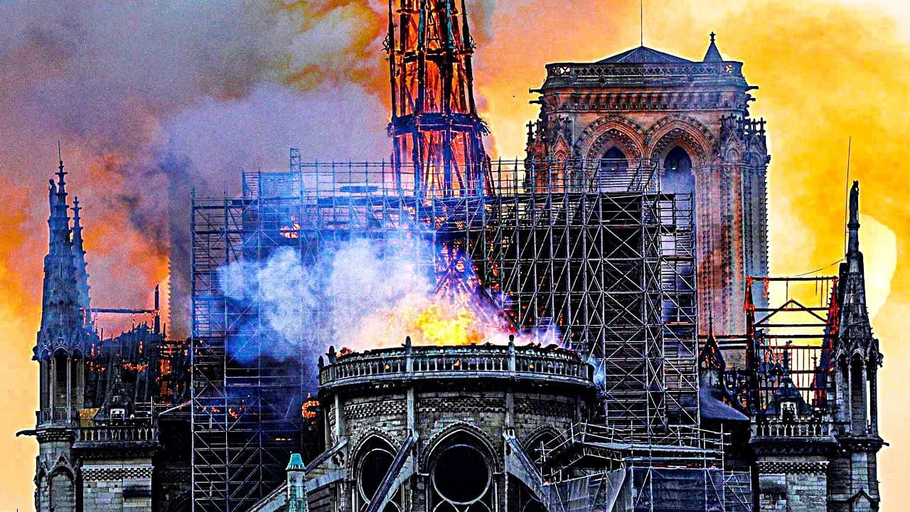 A Notre-Dame lángokban online