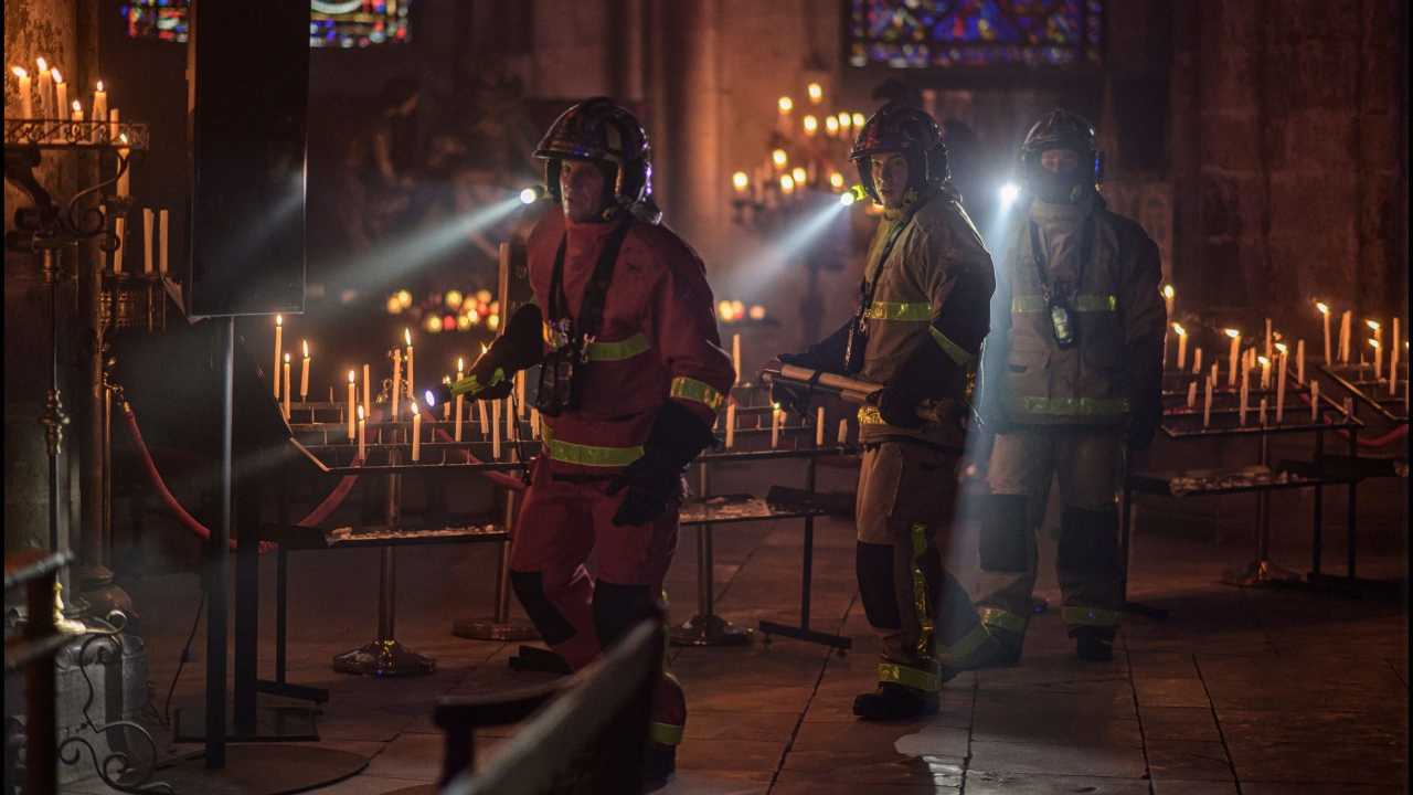 A Notre-Dame lángokban online