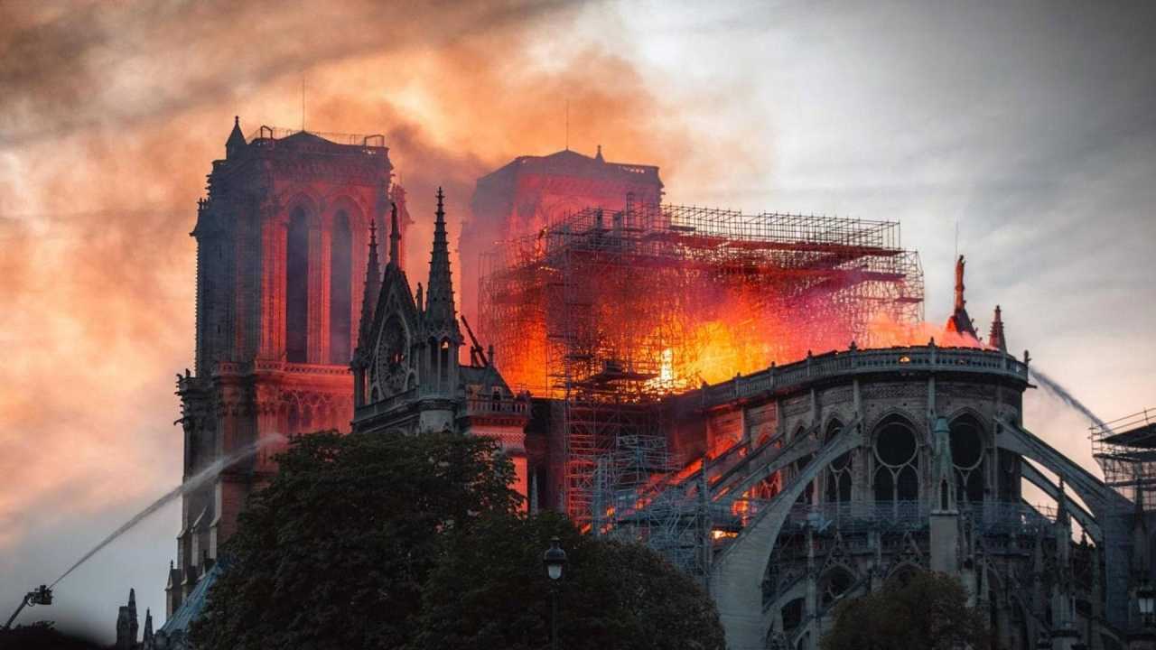 A Notre-Dame lángokban online