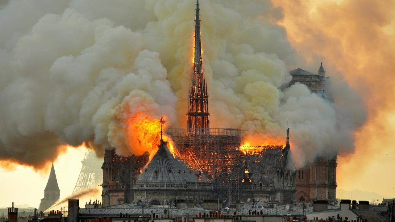 A Notre-Dame lángokban online