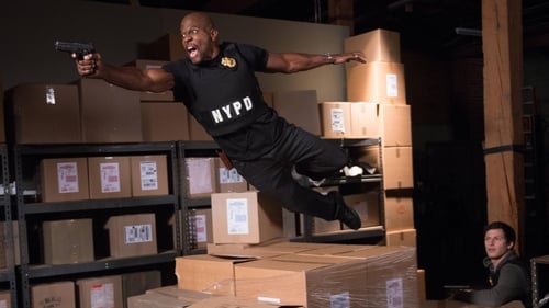 Brooklyn 99 - Nemszázas körzet 1. évad Az ében sólyom online